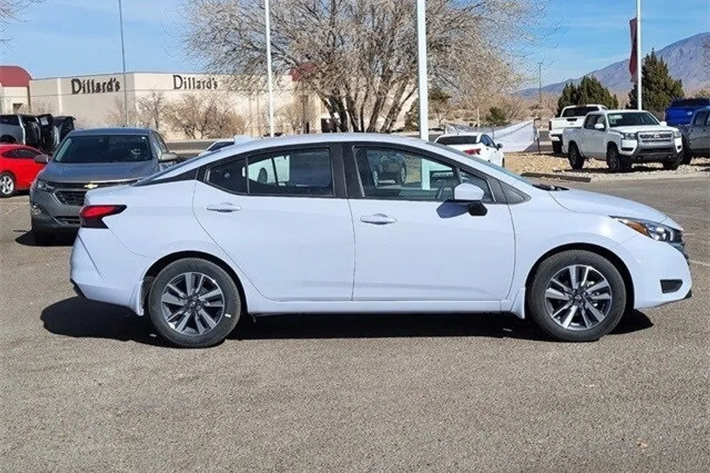 2025 Nissan Versa 1.6 SV photo 1