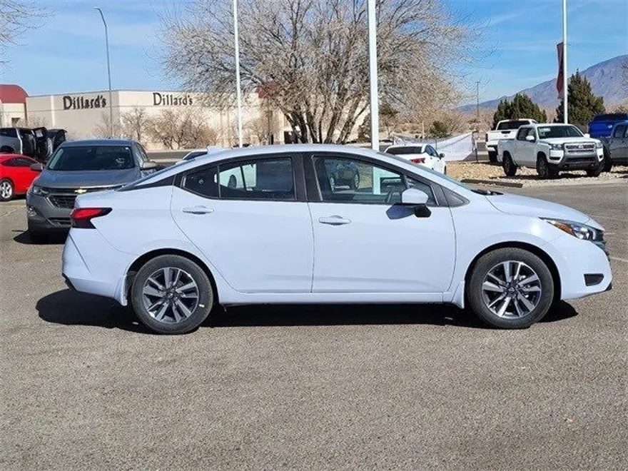 2025 Nissan Versa 1.6 SV photo 1