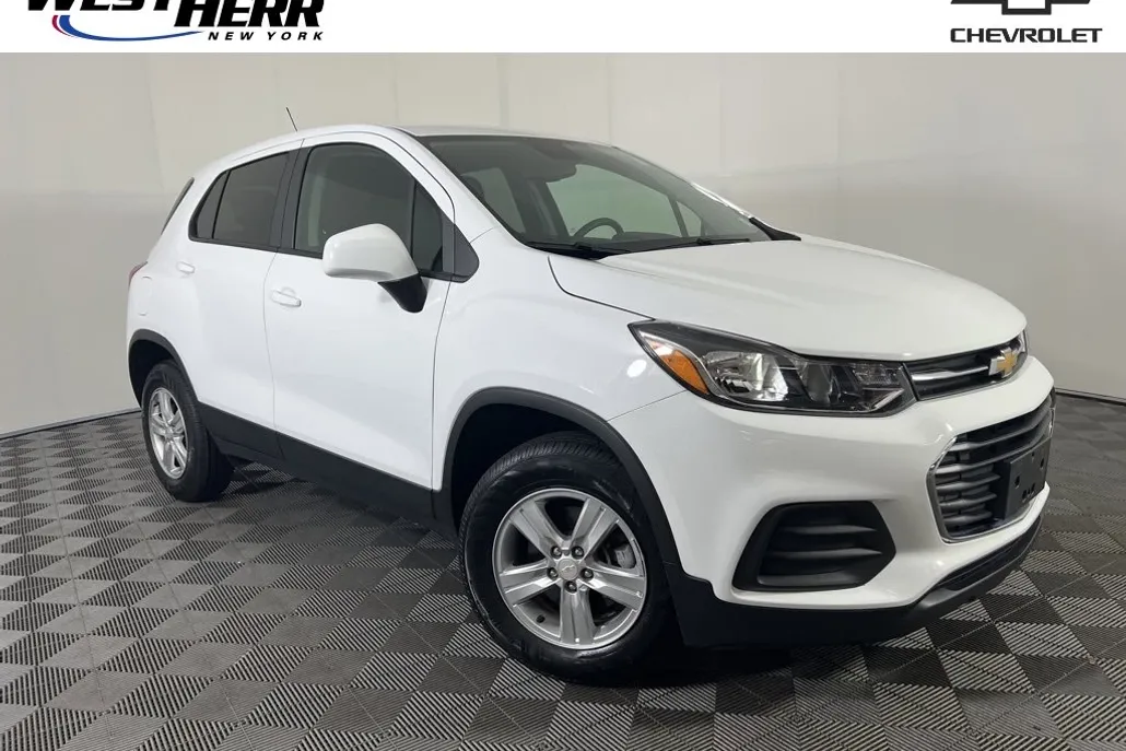 2022 Chevrolet Trax LS photo 1