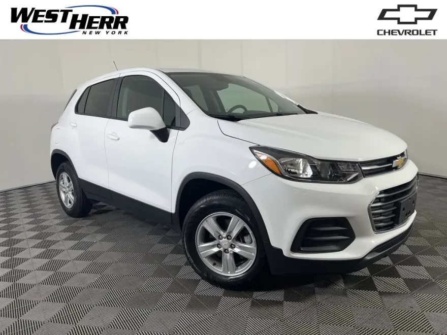 2022 Chevrolet Trax LS photo 1