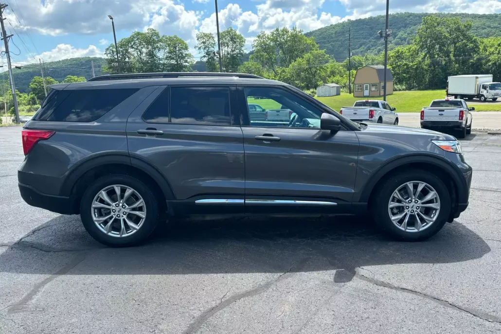 2020 Ford Explorer XLT photo 1