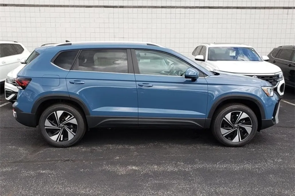 2025 Volkswagen Taos SE photo 1