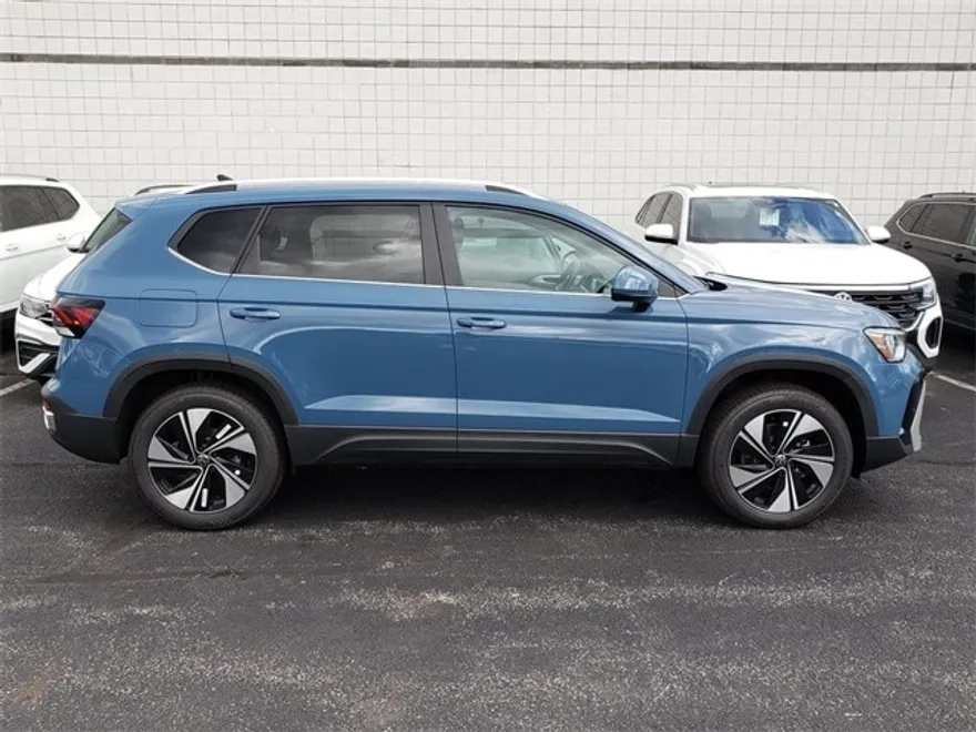2025 Volkswagen Taos SE photo 1