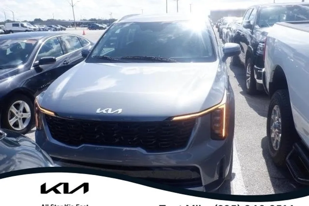 2024 Kia Sorento S photo 1