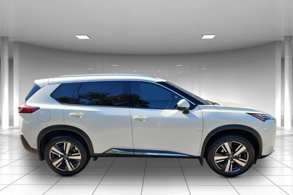 2023 Nissan Rogue Platinum photo 1