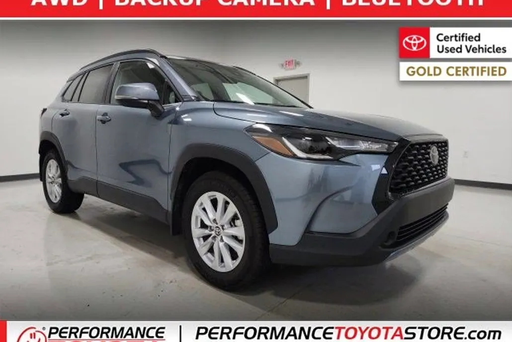2022 Toyota Corolla Cross LE photo 1