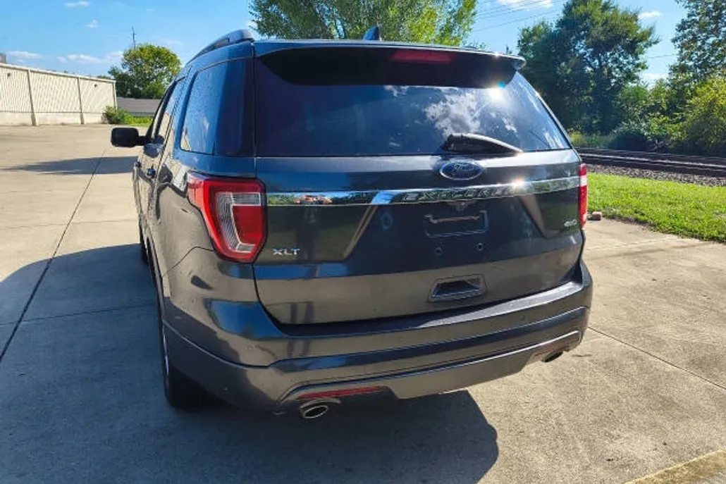 2017 Ford Explorer XLT photo 1