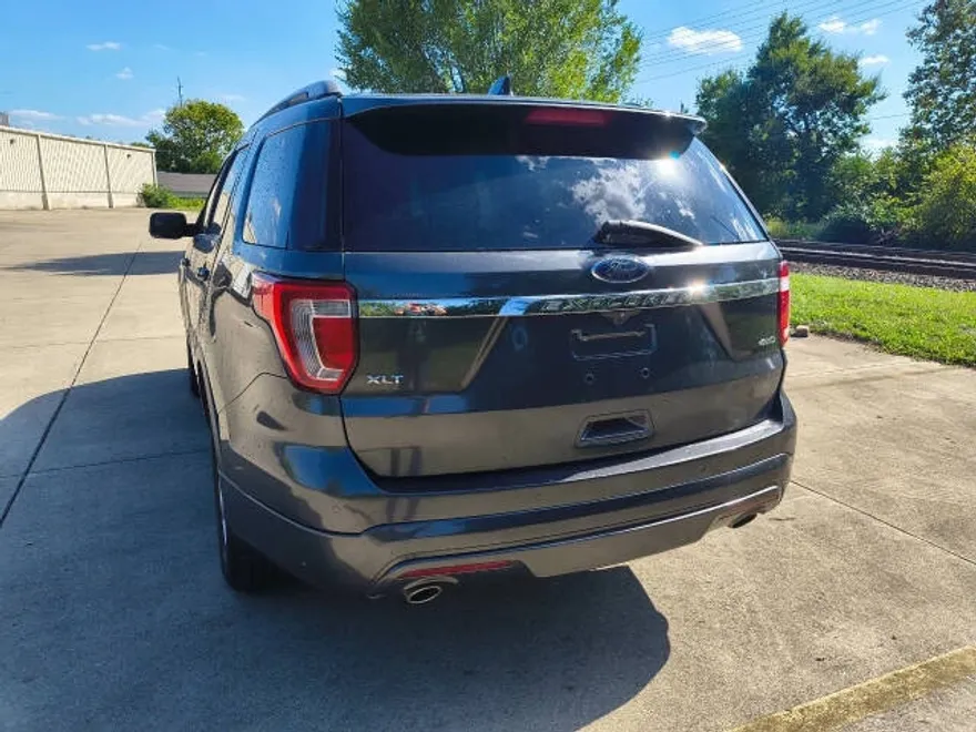 2017 Ford Explorer XLT photo 1