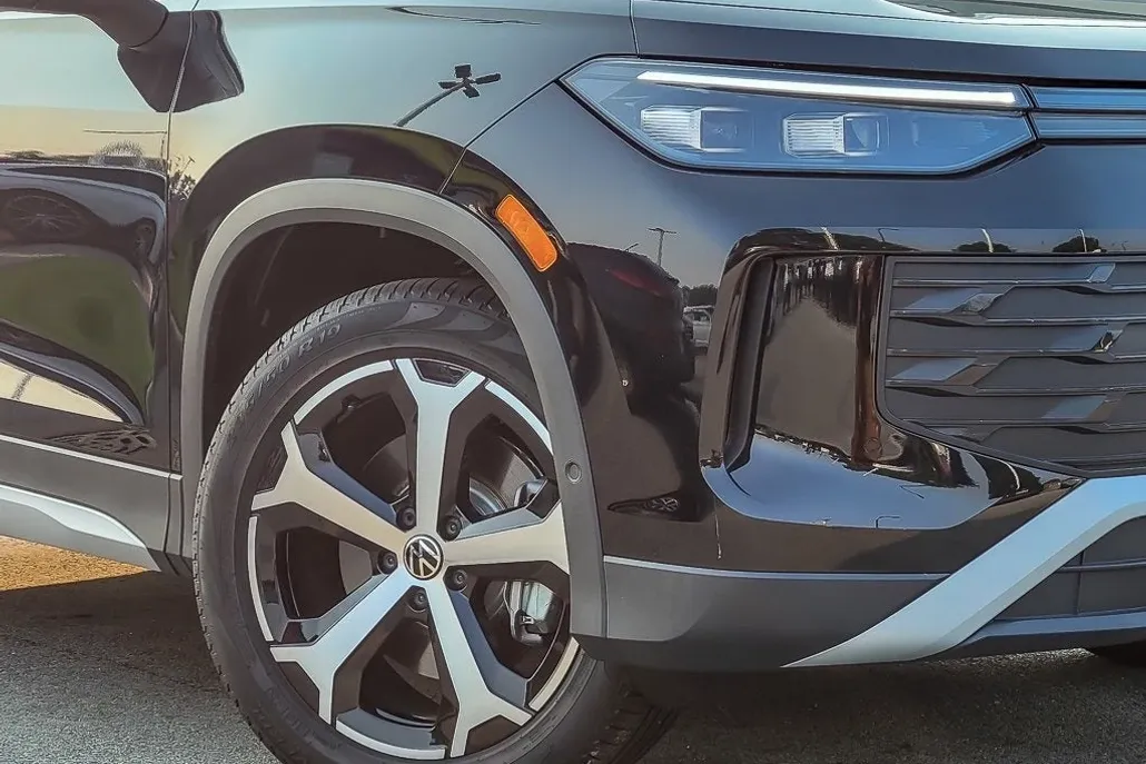 2025 Volkswagen Tiguan SE photo 1