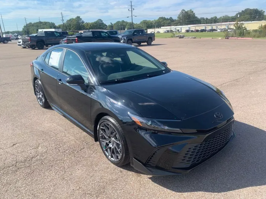 2026 Toyota Camry SE photo 1