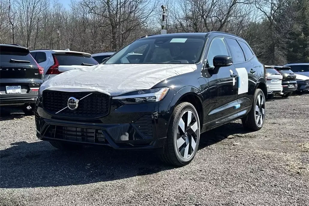 2025 Volvo XC60 Hybrid T8 Plus photo 1