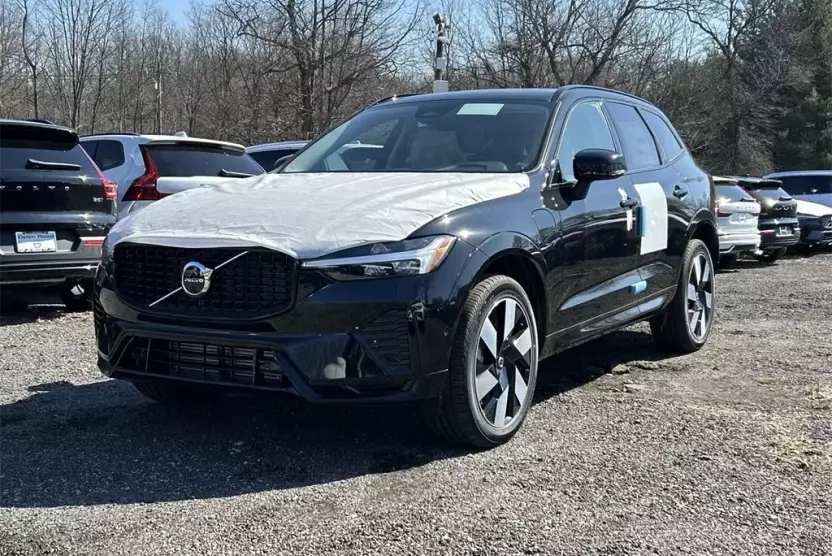 2025 Volvo XC60 Hybrid T8 Plus photo 1