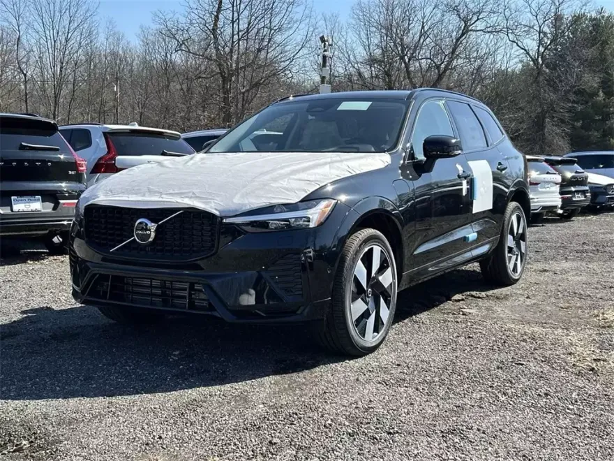 2025 Volvo XC60 Hybrid T8 Plus photo 1