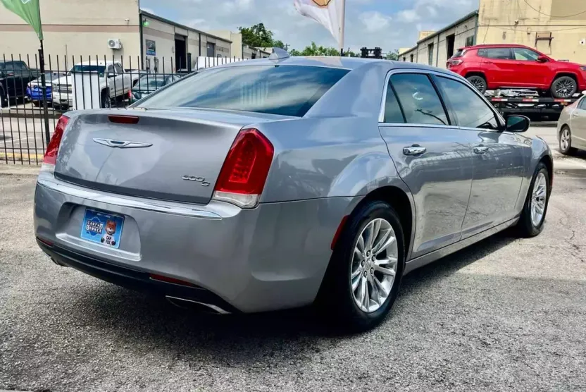 2017 Chrysler 300 photo 1
