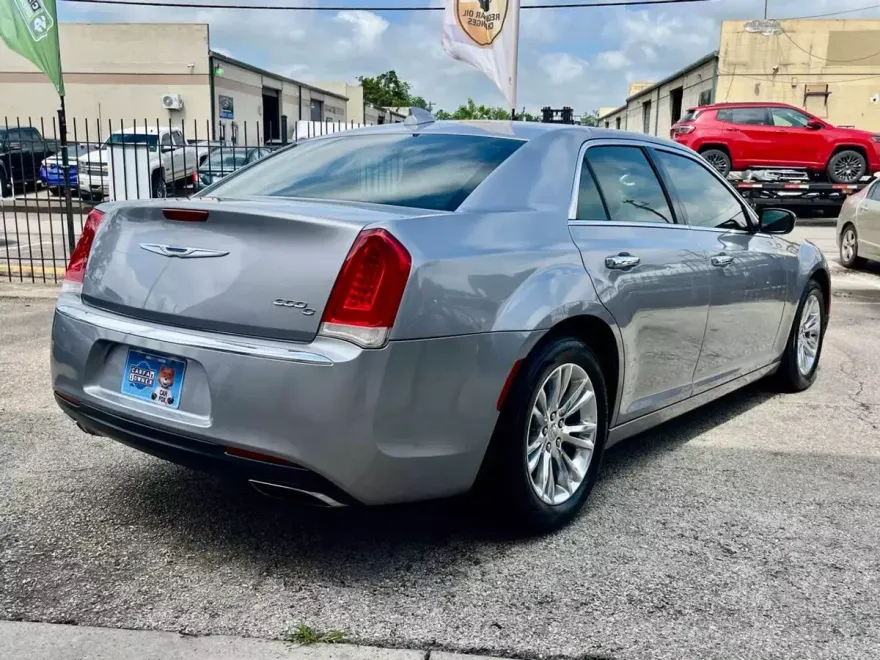 2017 Chrysler 300 photo 1