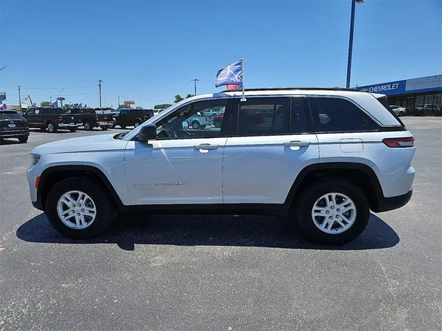 2024 Jeep Grand Cherokee Laredo photo 1