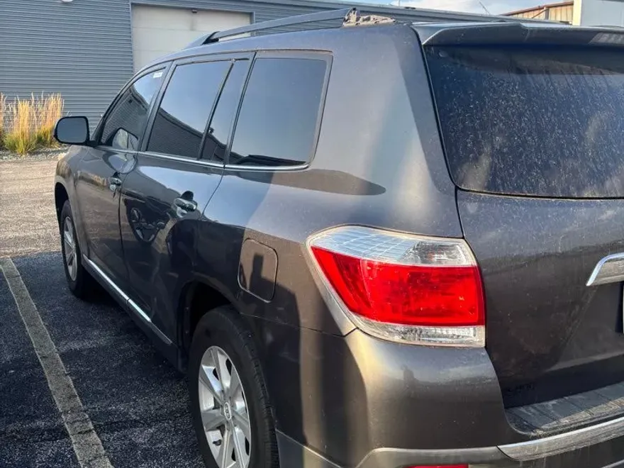 2011 Toyota Highlander Base photo 1
