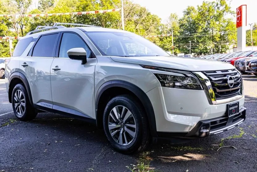 2024 Nissan Pathfinder SL photo 1