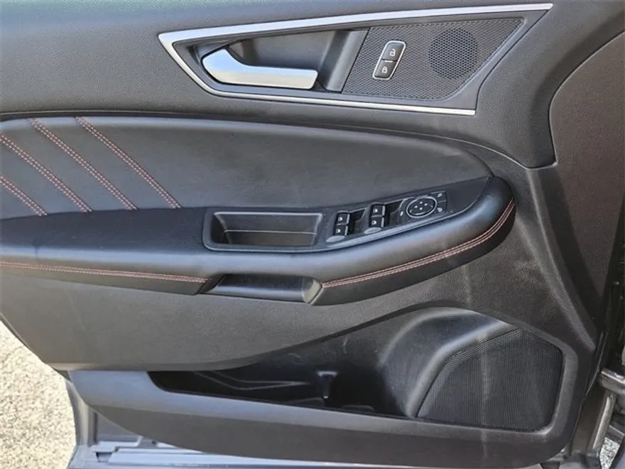2022 Ford Edge ST photo 27
