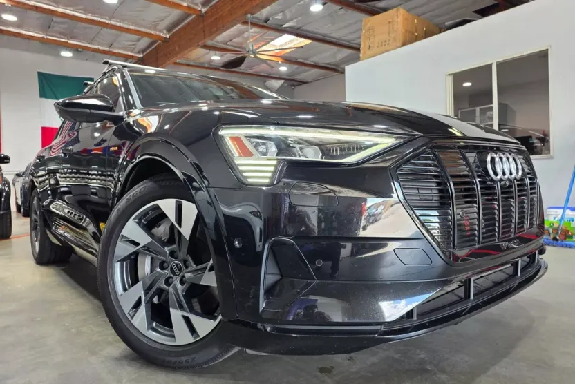 2022 Audi e-tron Premium photo 1