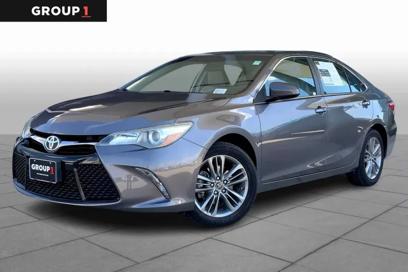 2017 Toyota Camry SE photo 1