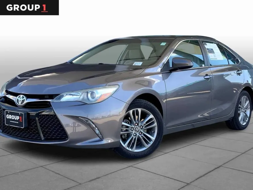 2017 Toyota Camry SE photo 1