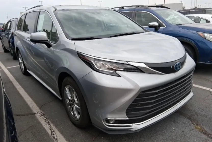 2022 Toyota Sienna XLE photo 1