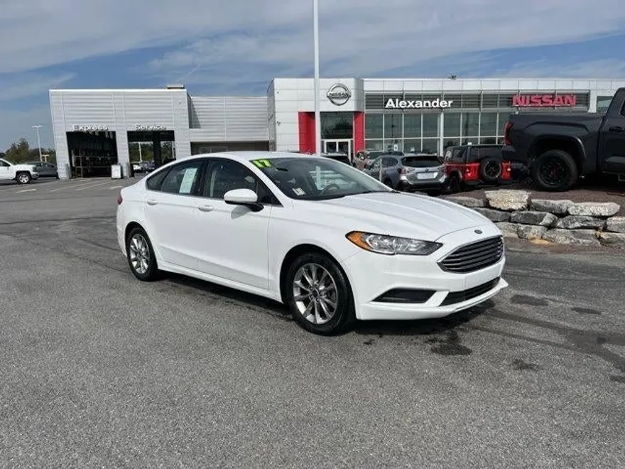 2017 Ford Fusion SE photo 1