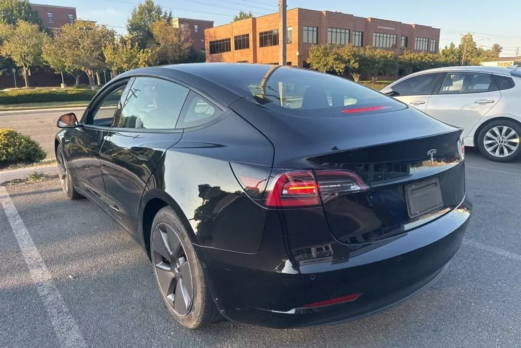 2021 Tesla Model 3 Standard Range Plus Rear-Wheel Drive photo 1