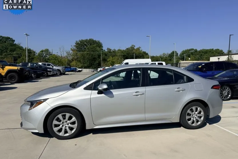 2023 Toyota Corolla LE photo 1