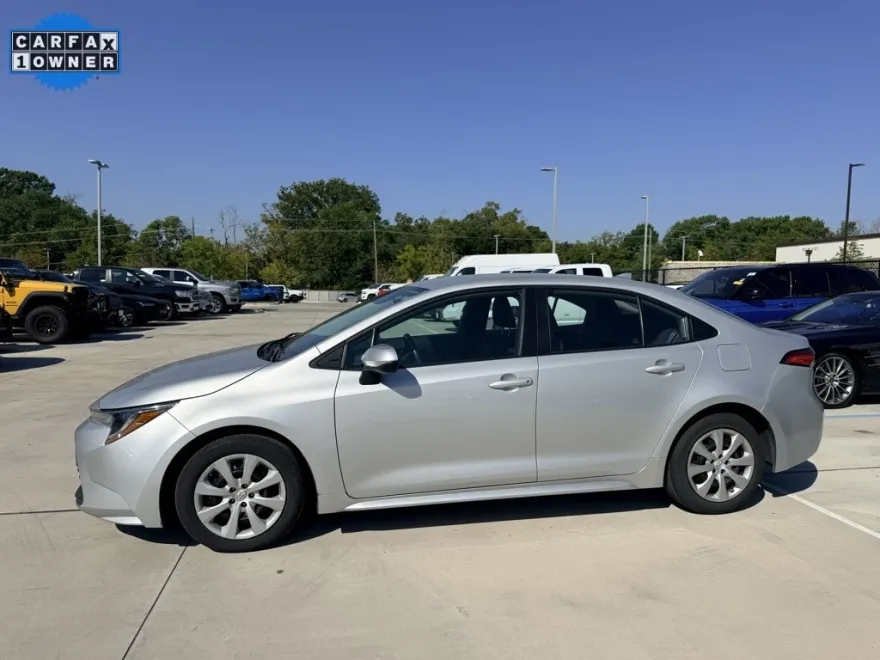 2023 Toyota Corolla LE photo 1