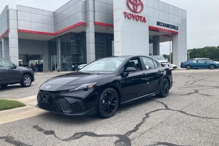 2025 Toyota Camry SE photo 1