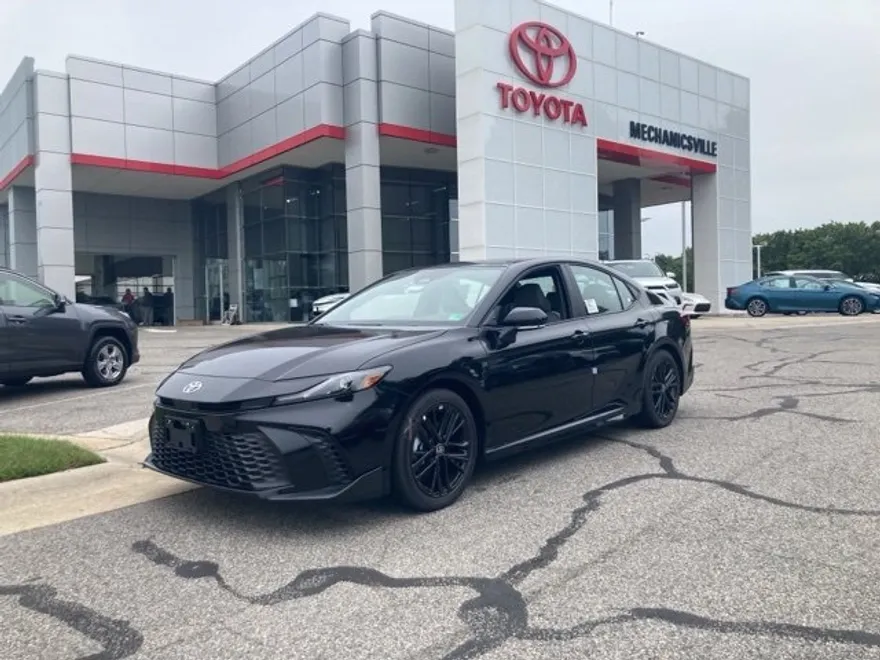 2025 Toyota Camry SE photo 1