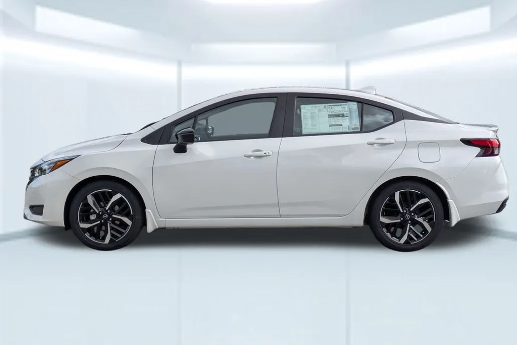 2025 Nissan Versa 1.6 SR photo 1