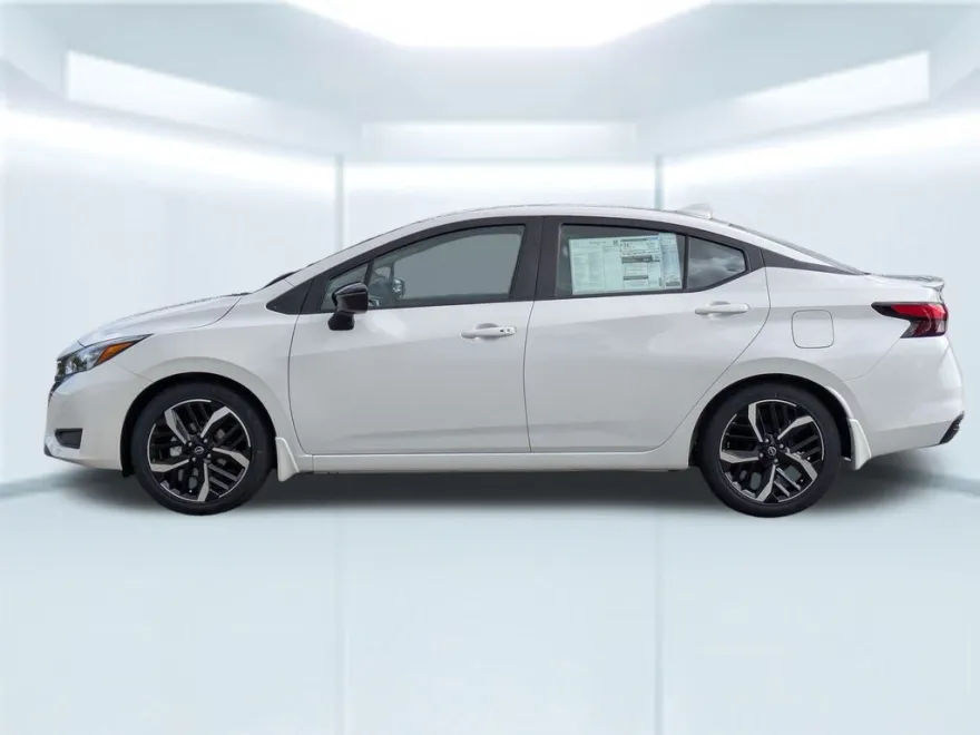 2025 Nissan Versa 1.6 SR photo 1