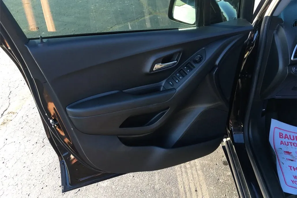 2022 Chevrolet Trax LT photo 1