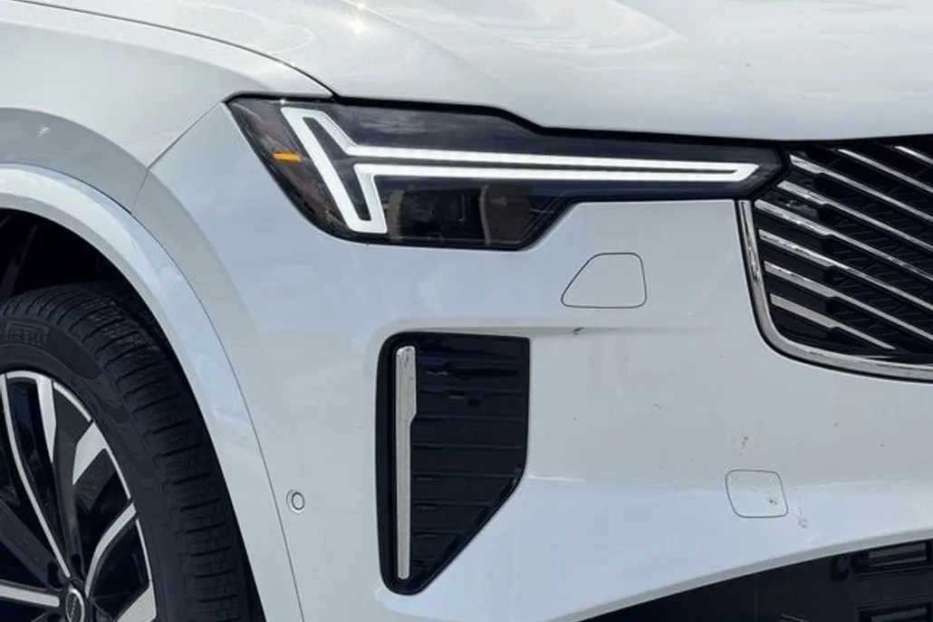 2026 Volvo XC90 T8 photo 1