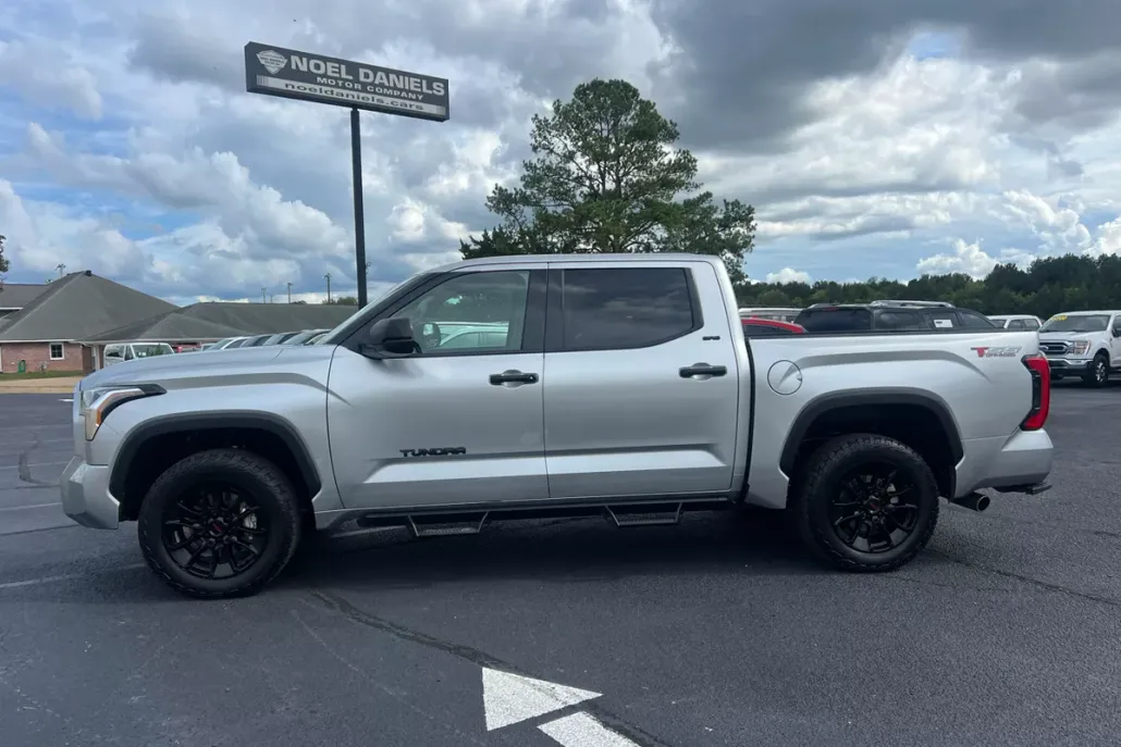 2023 Toyota Tundra SR5 CrewMax photo 1