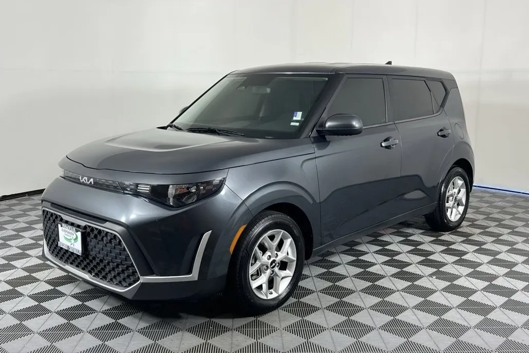 2023 Kia Soul LX photo 1