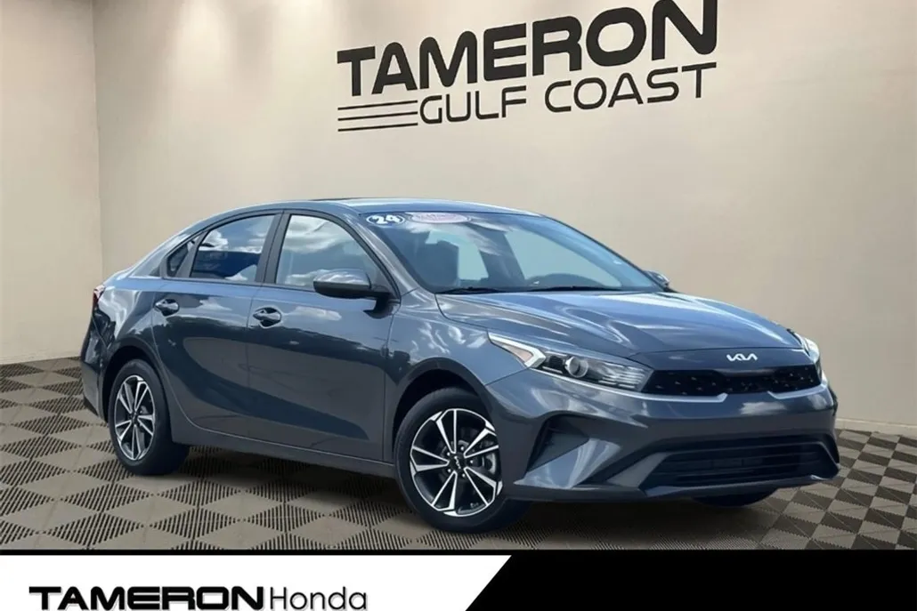 2024 Kia Forte LXS photo 1
