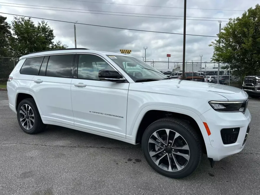 2025 Jeep Grand Cherokee Overland photo 1