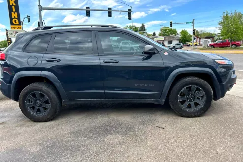 2017 Jeep Cherokee Trailhawk photo 2