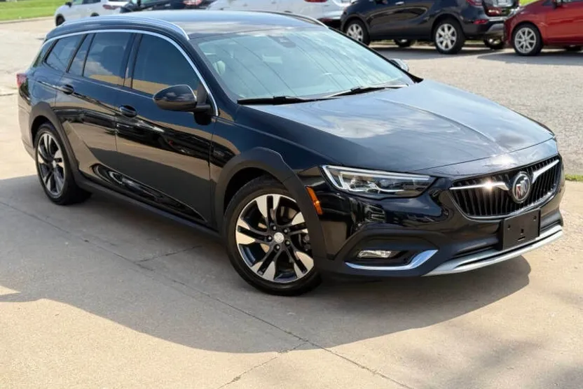 2018 Buick Regal TourX Essence photo 1