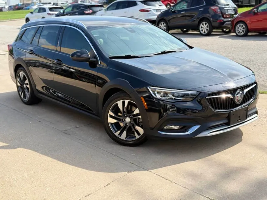 2018 Buick Regal TourX Essence photo 1