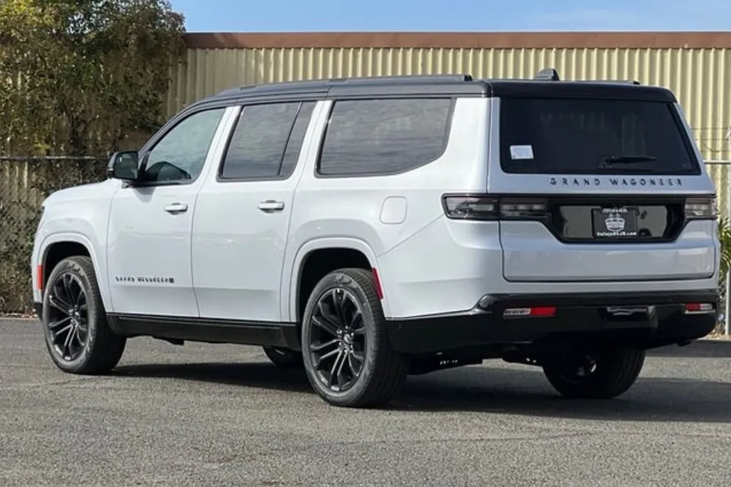 2024 Jeep Grand Wagoneer L II photo 1