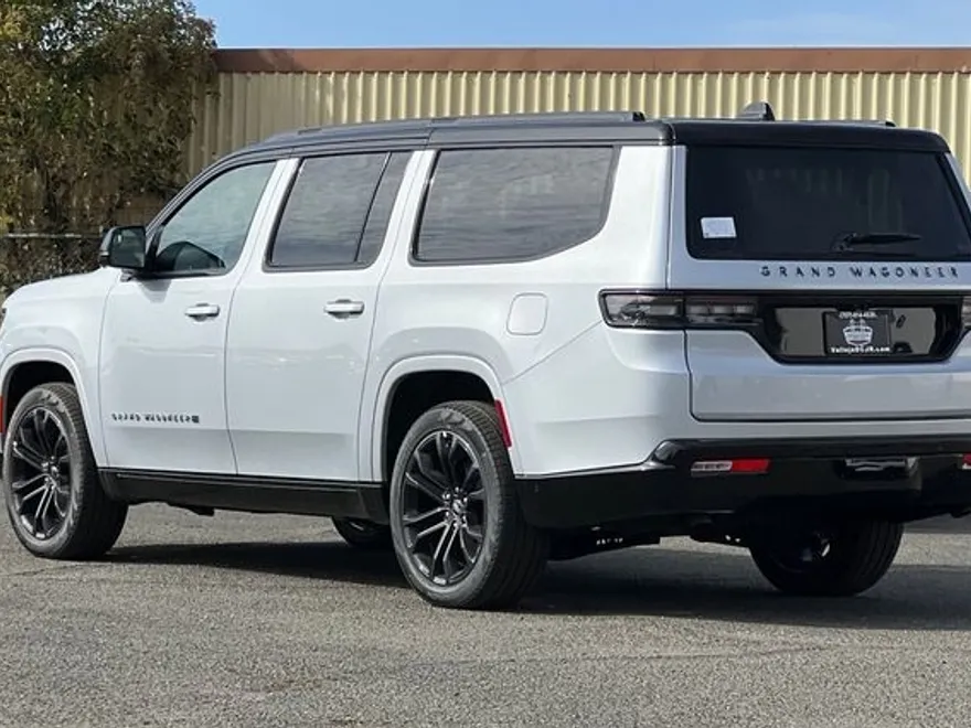 2024 Jeep Grand Wagoneer L II photo 1