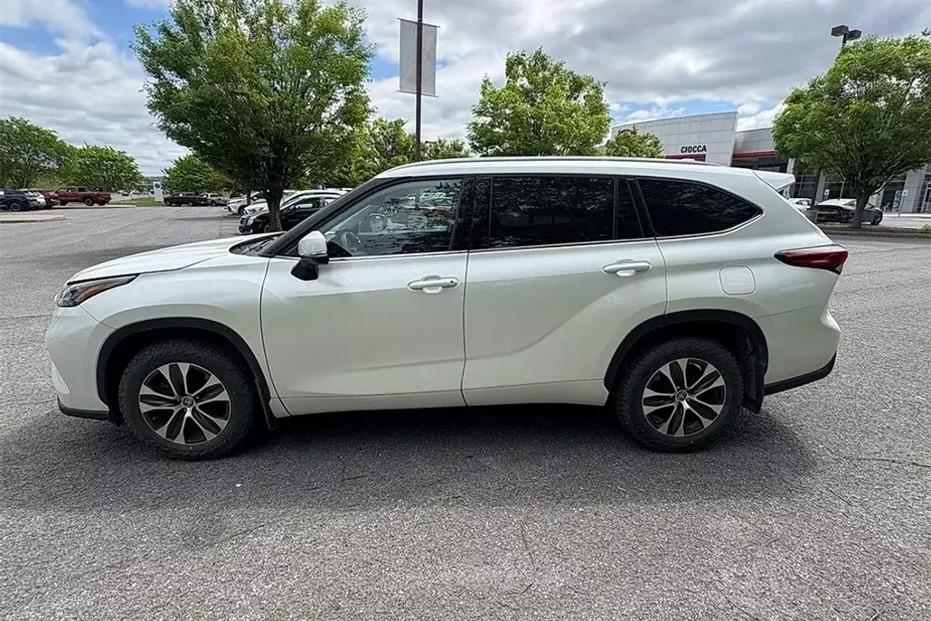 2022 Toyota Highlander XLE photo 1