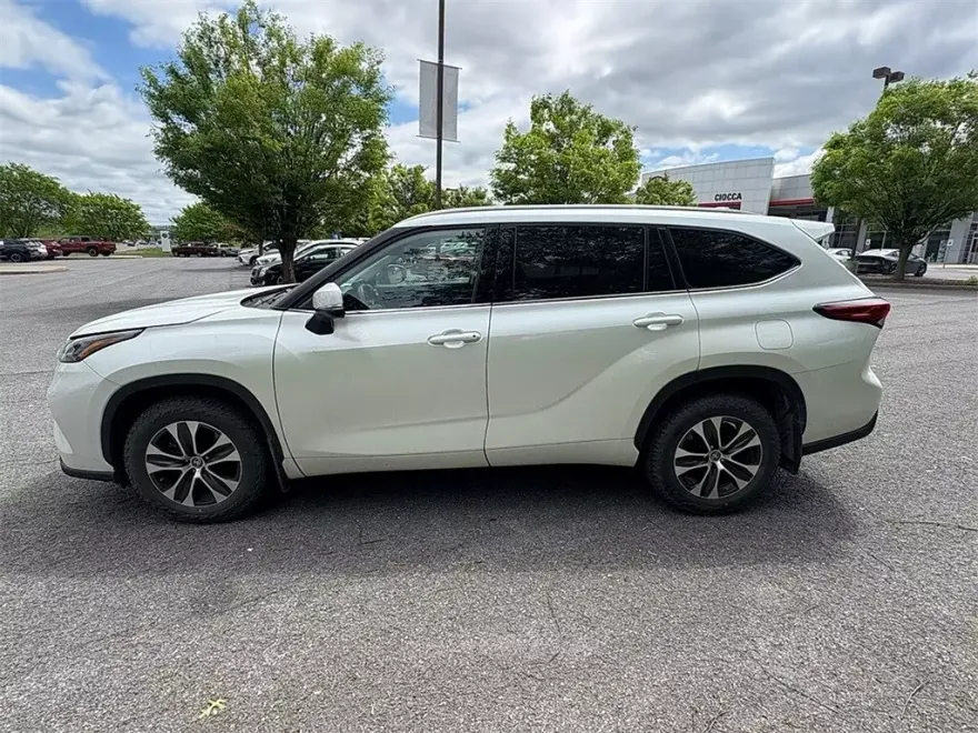 2022 Toyota Highlander XLE photo 1