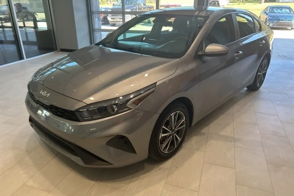 2023 Kia Forte LXS photo 1
