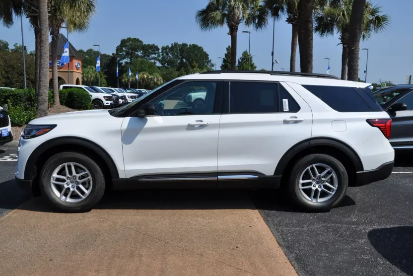 2025 Ford Explorer photo 1